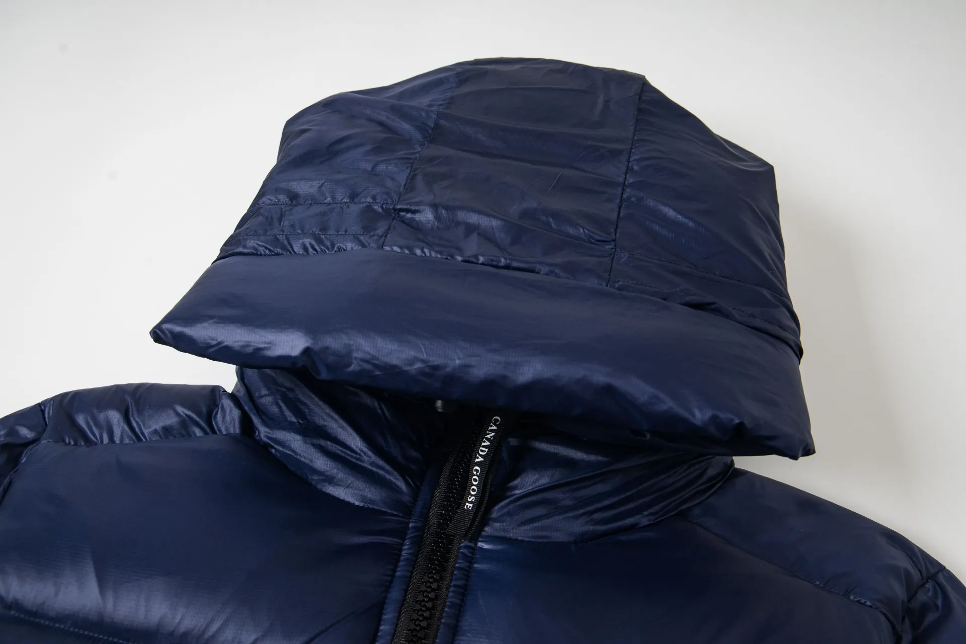 P790 model number: G122 Canada Goose's new Crofton series of lightweight couple's hooded down jacket 1️⃣The fabric is made of recycled Feather-Light tear-resistant fabric, which is ultra-light and has no sense of weight on the upper body. The unique black label highlights the temperament. The interior is filled with white duck down, making the upper body very light and comfortable! 2️⃣It is very youthful and energetic, and can be easily worn by both men and women. It is very in line with the fashion aesthetic concepts of today's young people! 3️⃣ Full set of customized accessories, complete with three standards, same style for men and women, a must-have for couples Color: Picture color Size: S, M, L, XL